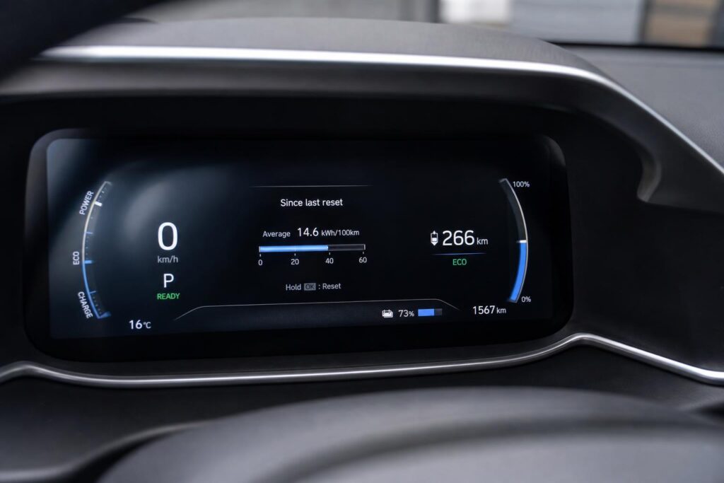 Elektromos autó digitális műszerfala kWh/100 km fogyasztási adattal és hatótávval