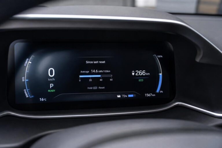 Elektromos autó digitális műszerfala kWh/100 km fogyasztási adattal és hatótávval