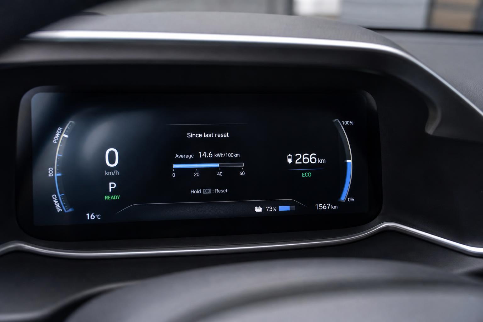 Elektromos autó digitális műszerfala kWh/100 km fogyasztási adattal és hatótávval