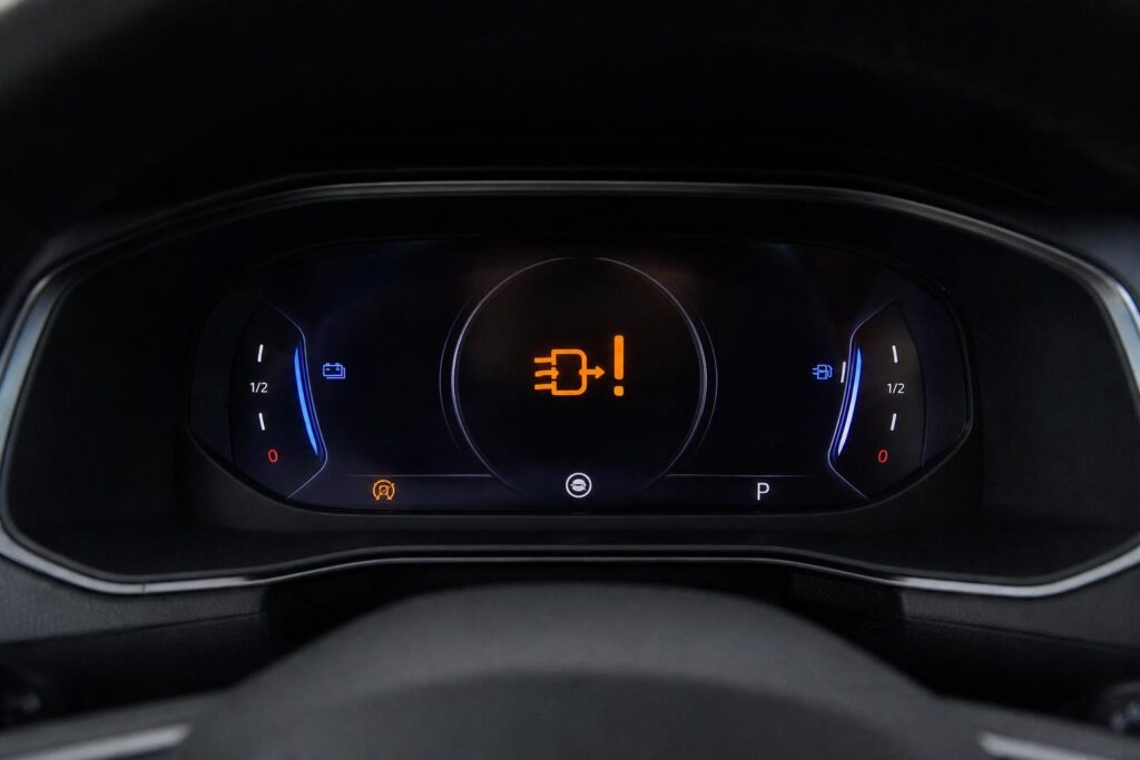 Elektromos autó műszerfala töltési hibára utaló gyári figyelmeztető ikonnal
