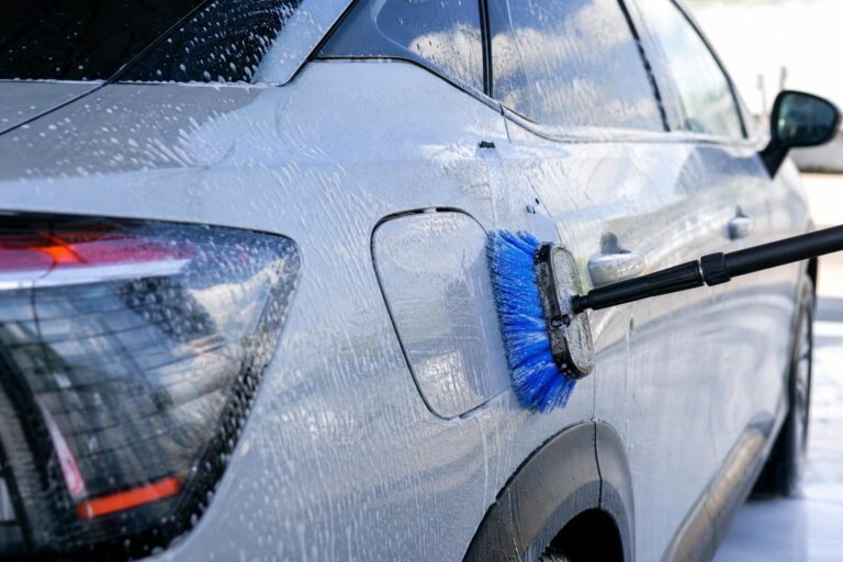 Elektromos autó mosása zárt töltőcsatlakozóval és habos vízzel