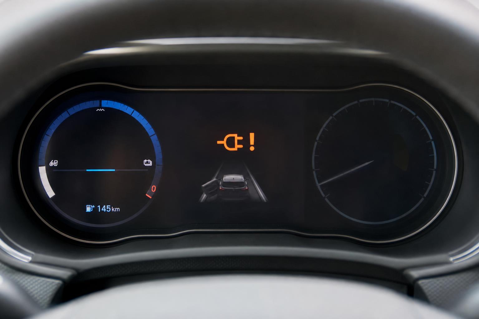 Elektromos autó műszerfala töltőrendszerre utaló gyári figyelmeztető ikonnal