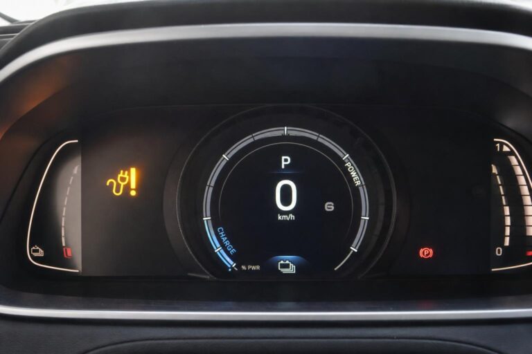 Elektromos autó műszerfala töltési rendszerre figyelmeztető gyári ikonnal