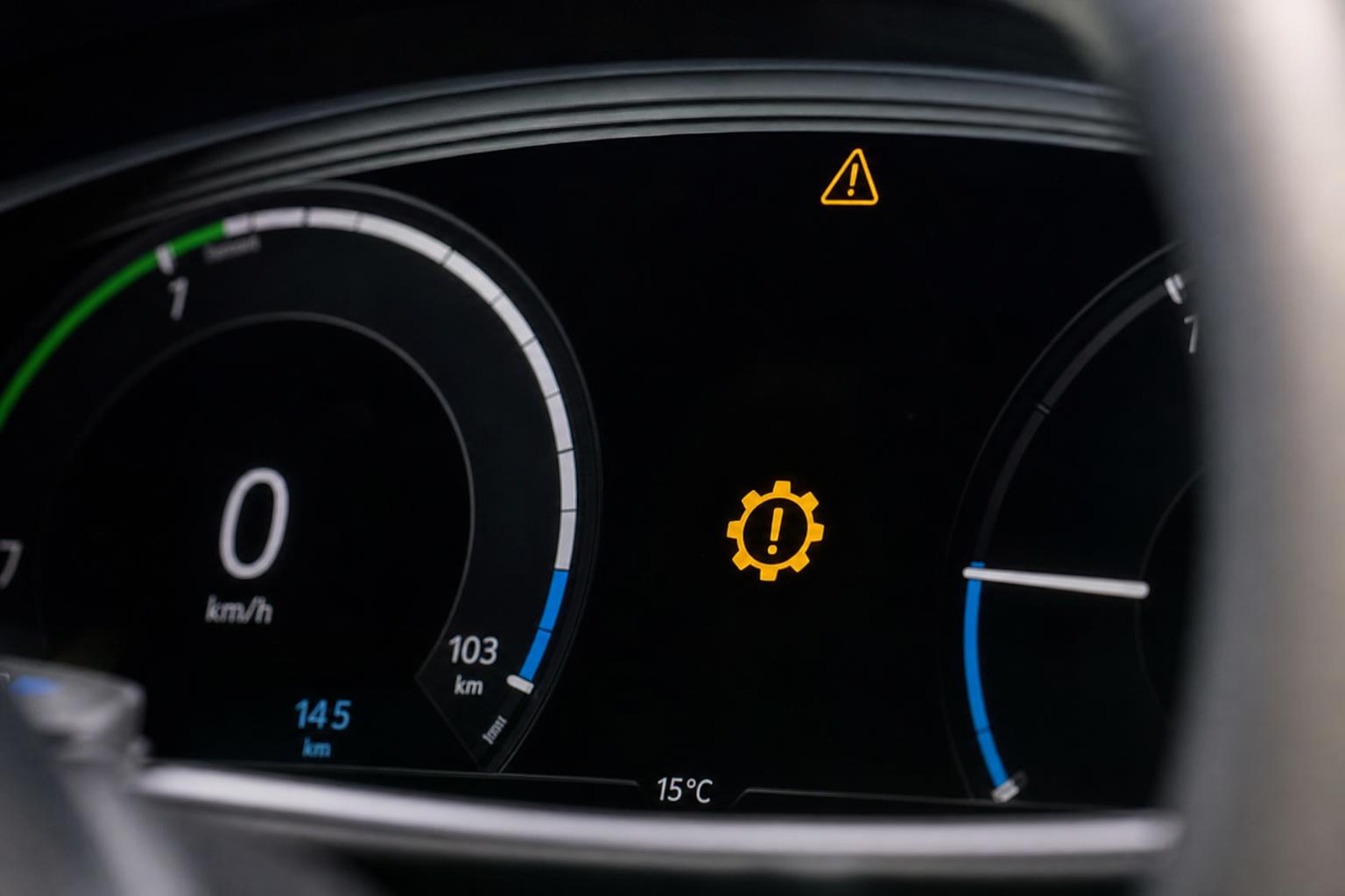 Elektromos autó műszerfala hajtásrendszeri figyelmeztető jelzéssel
