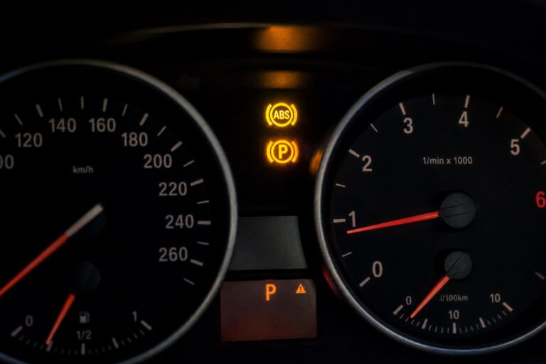 Autó műszerfala világító ABS- és elektromos kézifék-visszajelzővel