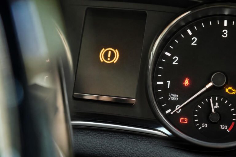 Modern autó műszerfala elektromos kézifék-hiba sárga figyelmeztető ikonjával