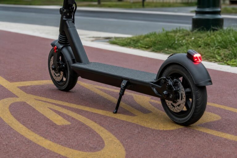 Elektromos roller kijelölt kerékpárúton, látható világítással és fékrendszerrel