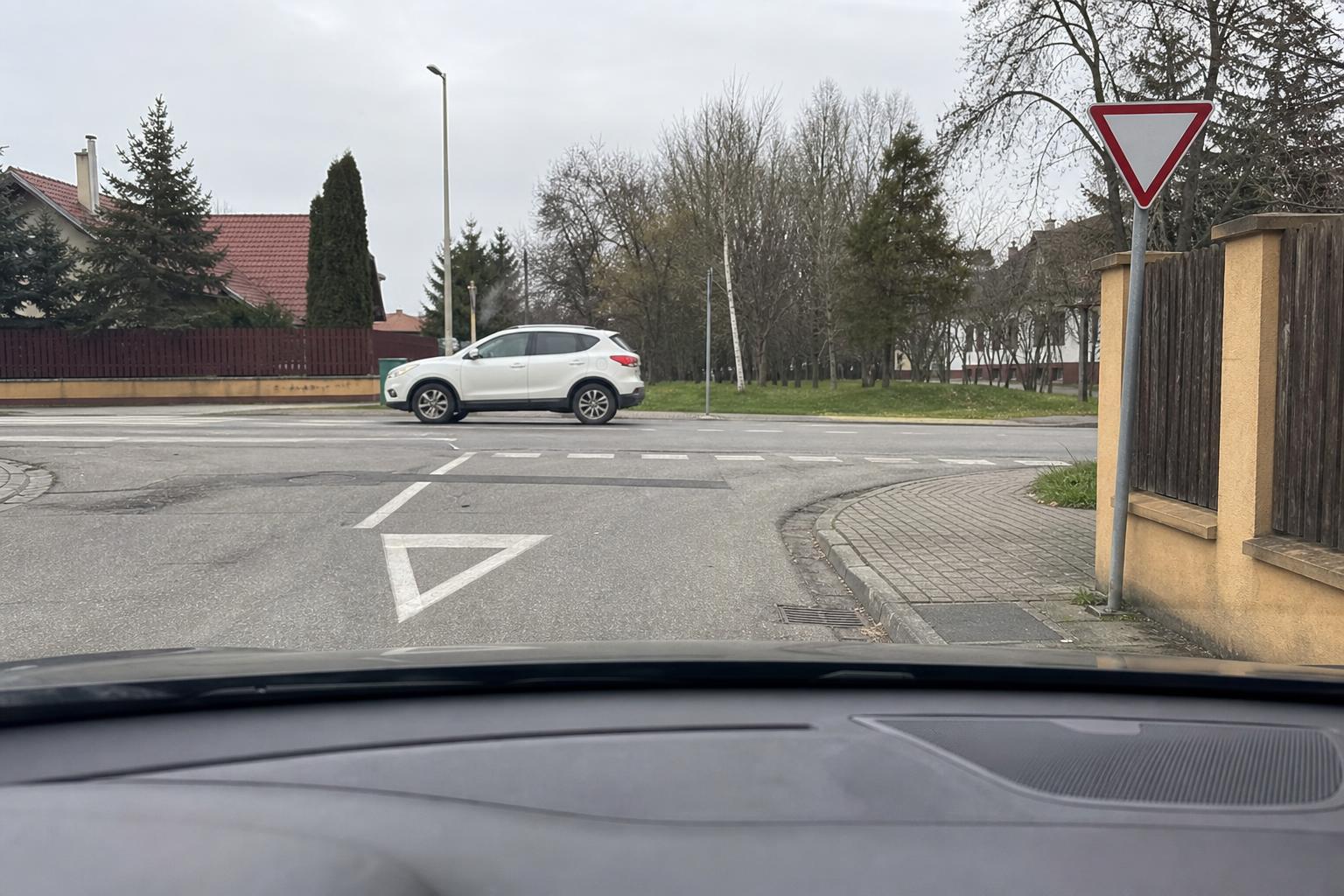 Elsőbbségadás kötelező tábla és kereszteződésben haladó, elsőbbséggel rendelkező autó