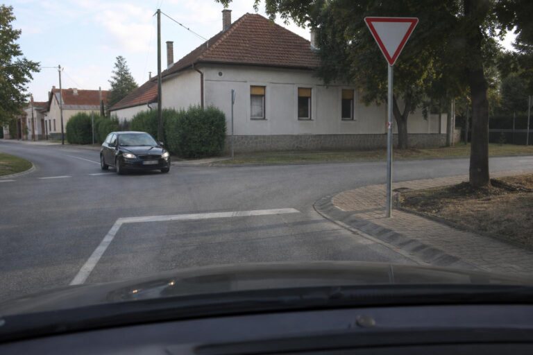 T alakú kereszteződés elsőbbségadás kötelező táblával és oldalról érkező autóval
