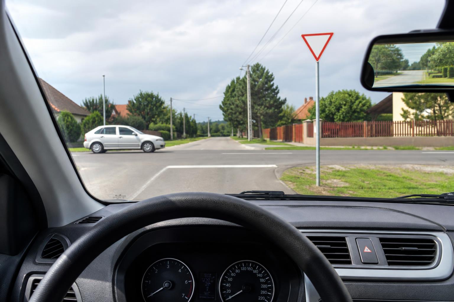 Kereszteződés elsőbbségadás kötelező táblával és jól látható stopvonallal a forgalmi vizsga helyzetében