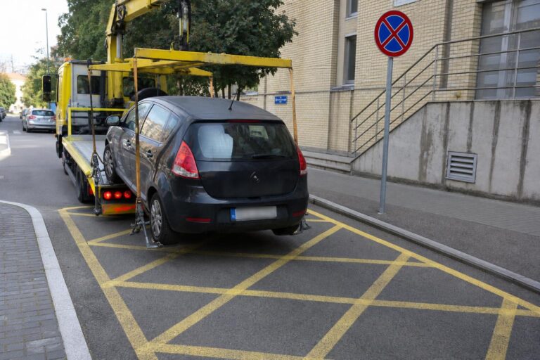 Szabálytalanul parkoló autó elszállítása vontatóval egy tiltott parkolóhelyről