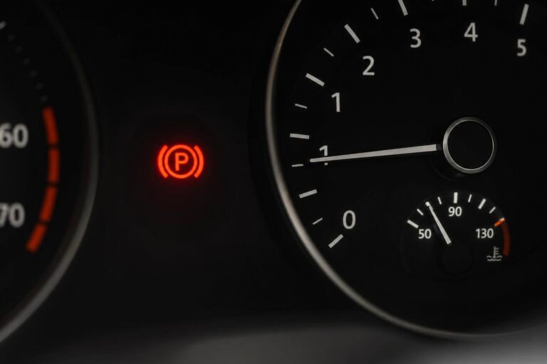 Autó műszerfala világító piros EPB, vagyis elektronikus kézifék visszajelzővel