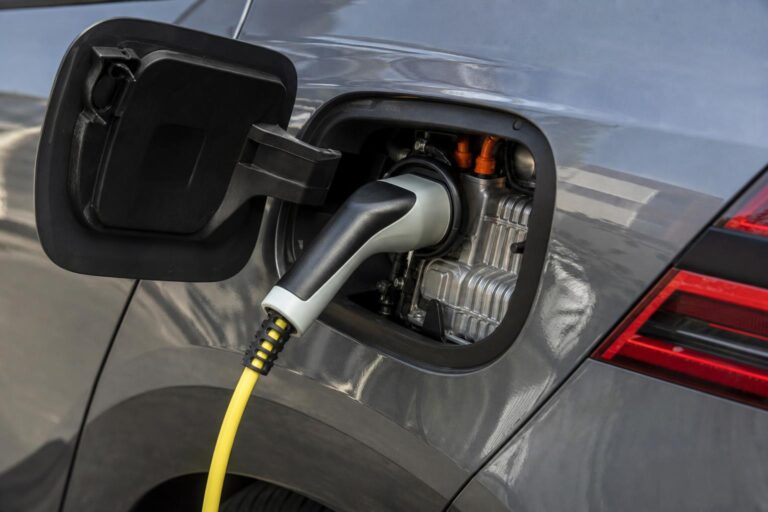 Elektromos autó AC-töltőkábele a töltőcsatlakozóhoz csatlakoztatva, a fedélzeti töltés részletével