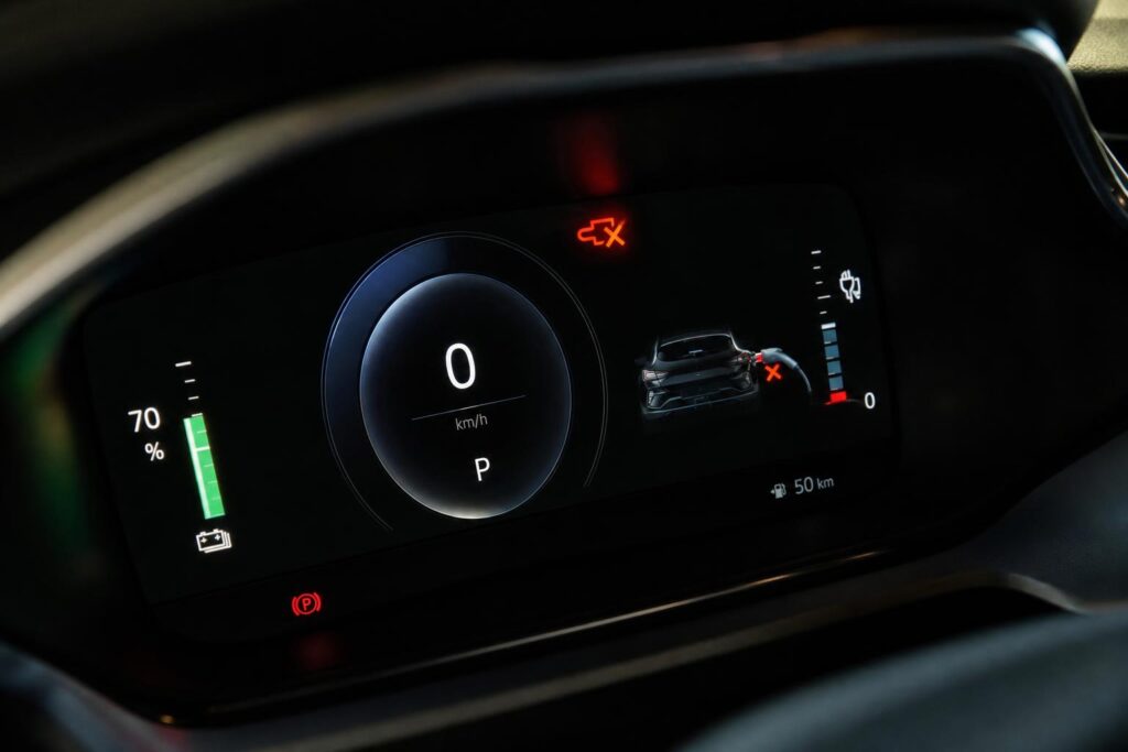 Elektromos autó műszerfala töltőrendszeri hibajelzéssel és megszakadt töltéssel