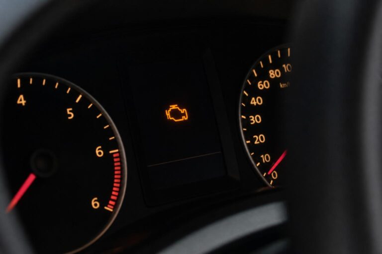 Autó műszerfala világító motorhiba-jelzővel lassú gázreakcióra utaló hibánál