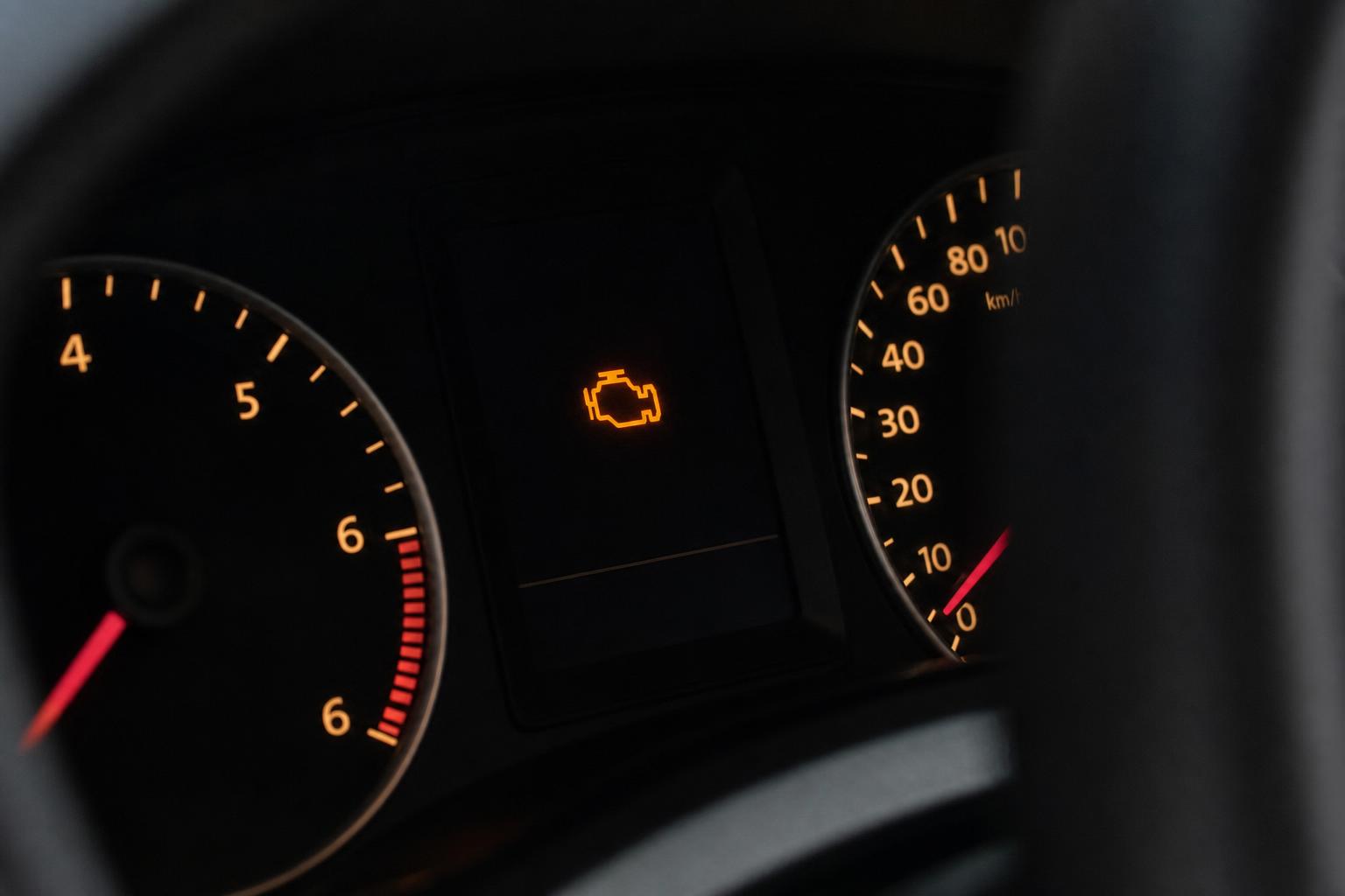 Autó műszerfala világító motorhiba-jelzővel lassú gázreakcióra utaló hibánál