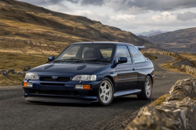 Ford Escort RS Cosworth történelmi autóteszt hangulatú illusztrációja