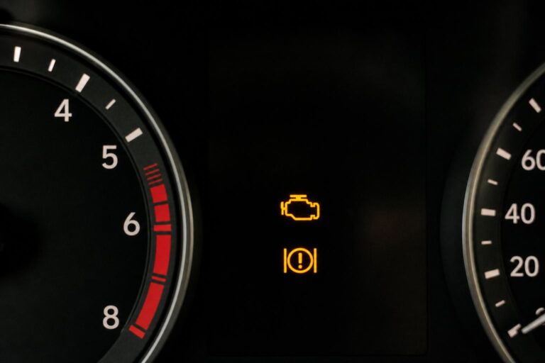 Autó műszerfala motorhiba- és elektronikus gázpedál-hibajelzéssel