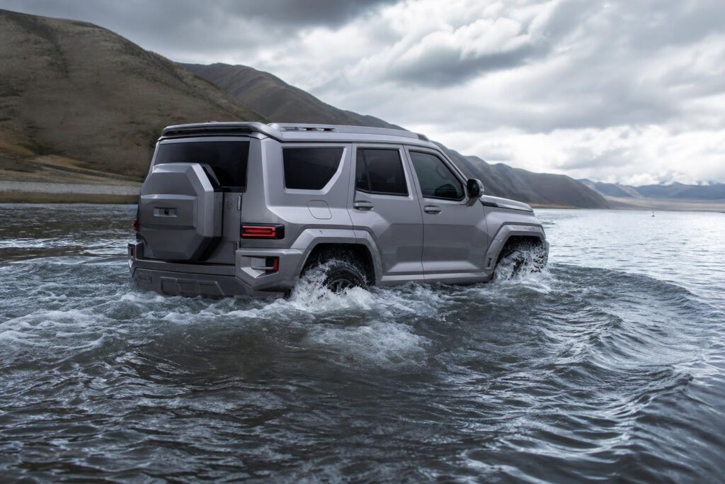 A Geely Battleship 700 SUV két hátsó propellerrel halad a vízen