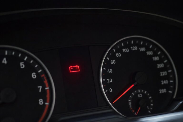 Autó műszerfala felkapcsolt akkumulátor- és töltésjelző ikonnal