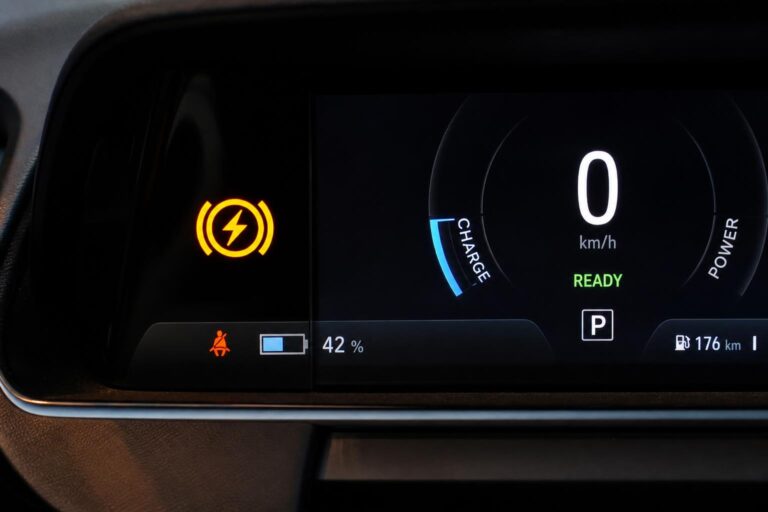 Elektromos autó műszerfala a korlátozott regeneratív fékezés természetes gyári jelzésével