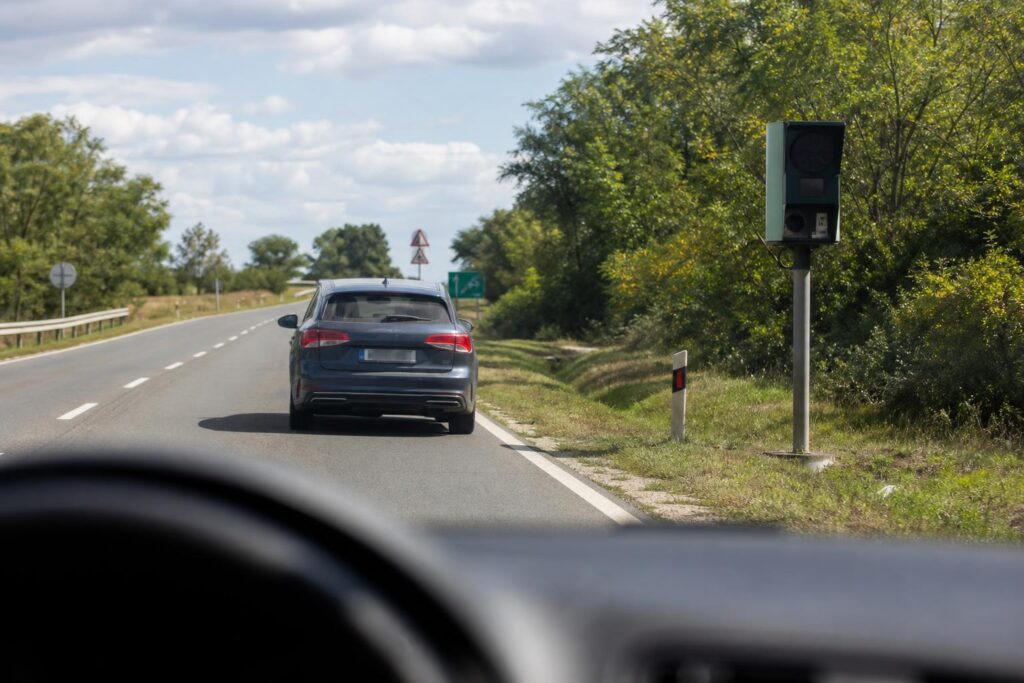 Külföldi rendszámú autó sebességmérő kamera előtt magyar úton