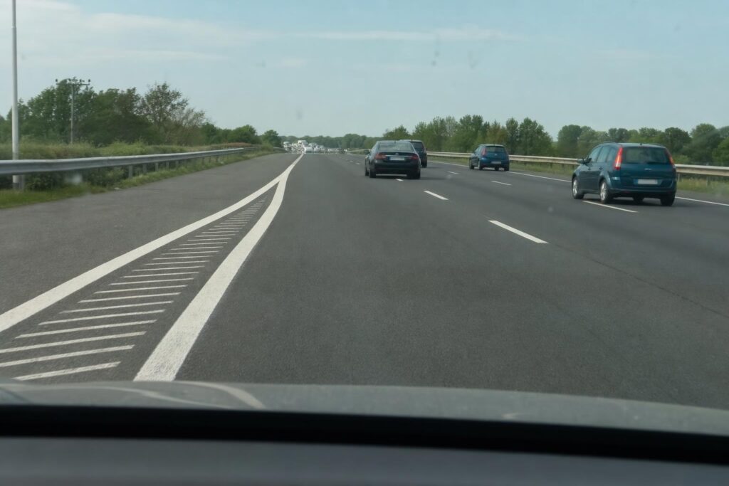 Gyorsítósáv vége, ahol az autó a főpálya forgalmába készül biztonságosan besorolni