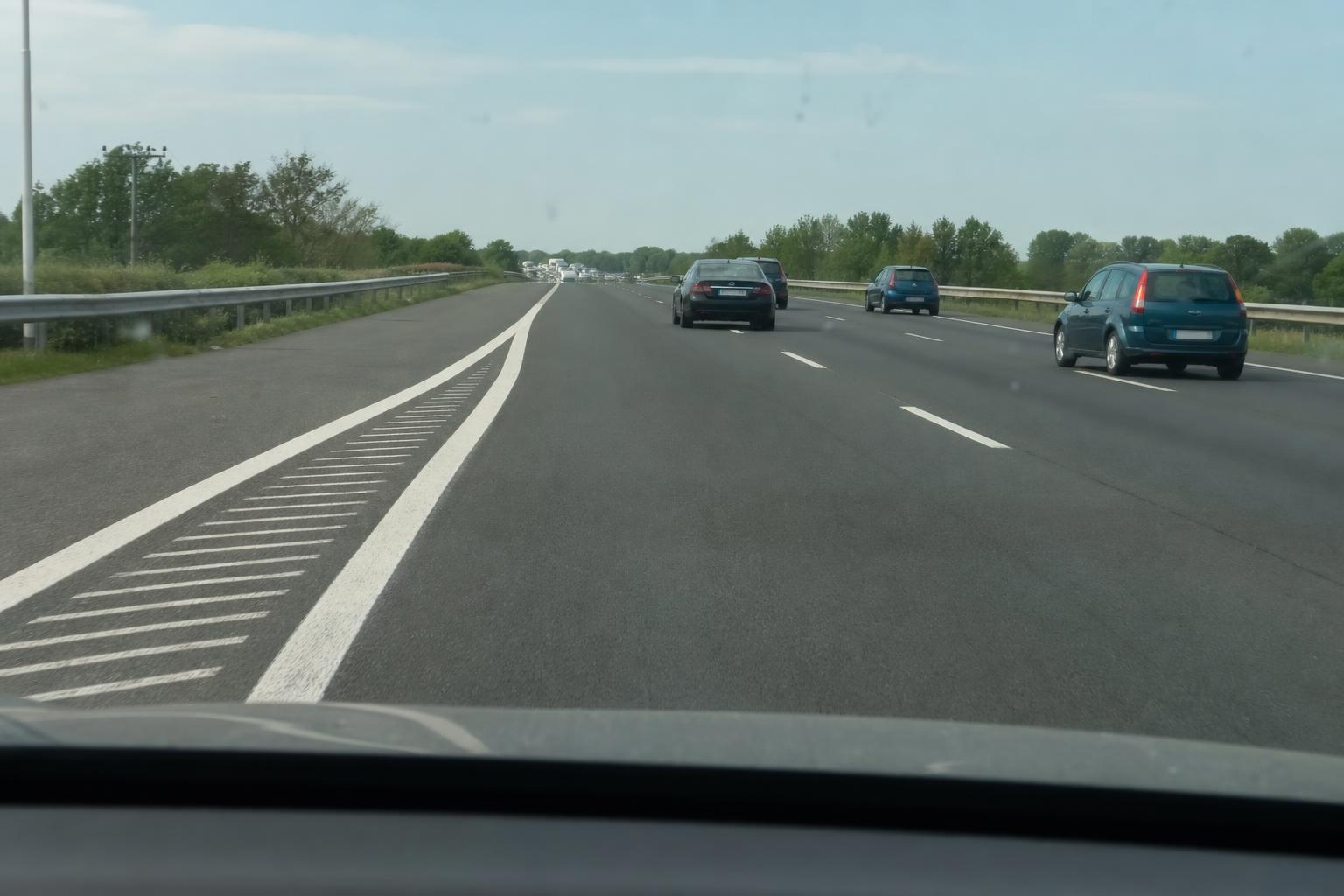 Gyorsítósáv vége, ahol az autó a főpálya forgalmába készül biztonságosan besorolni