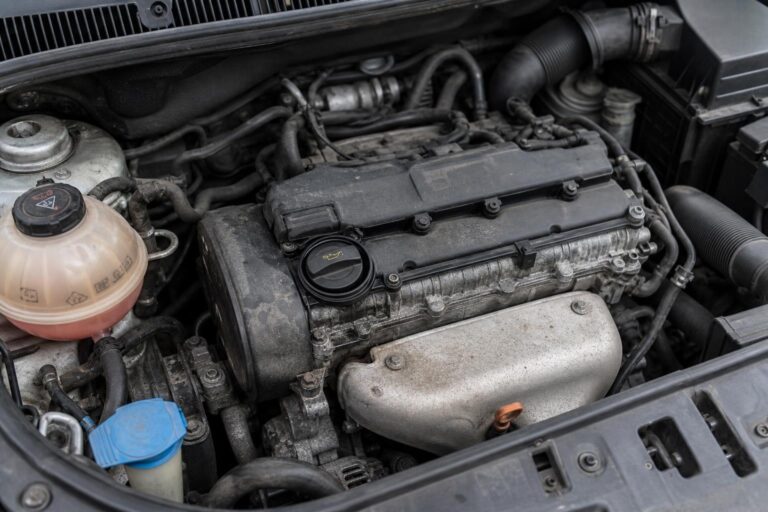 Használt benzines autó motorja vásárlás előtti állapotfelmérés közben
