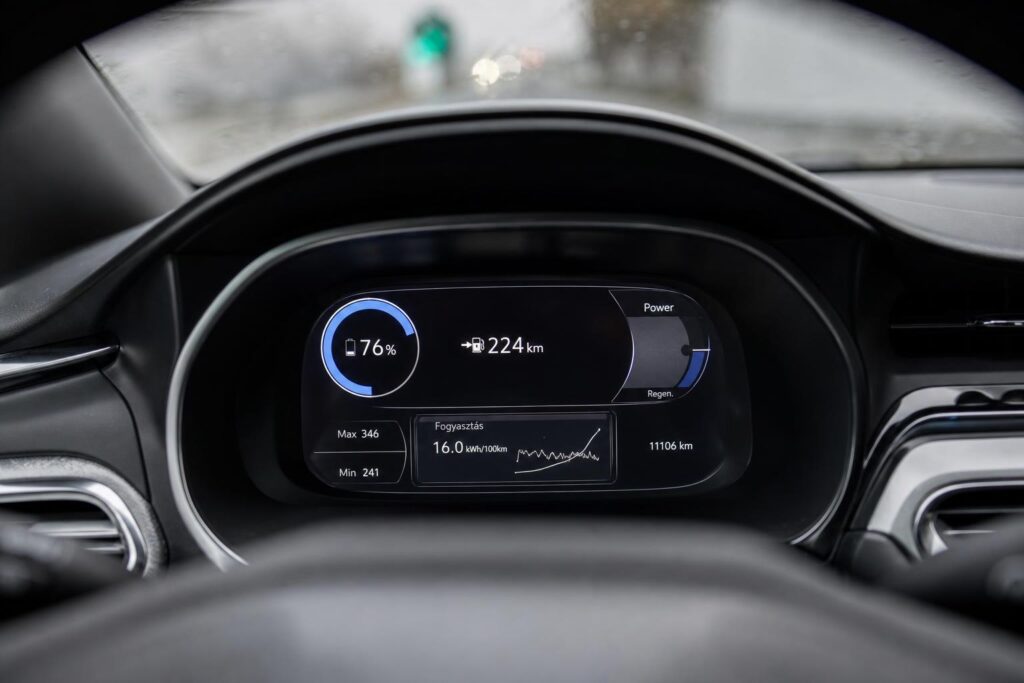 Elektromos autó műszerfala akkumulátortöltöttséget és becsült hatótávot mutató kijelzővel