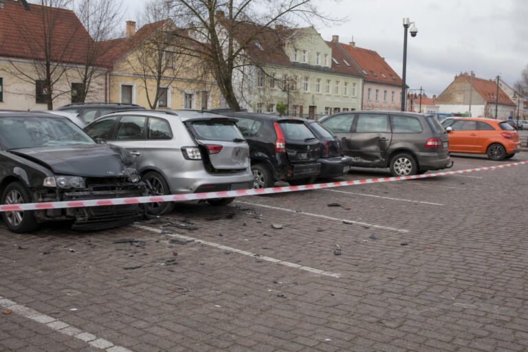 Megrongálódott autók egy lengyelországi parkolóban egy ütközéssorozat után