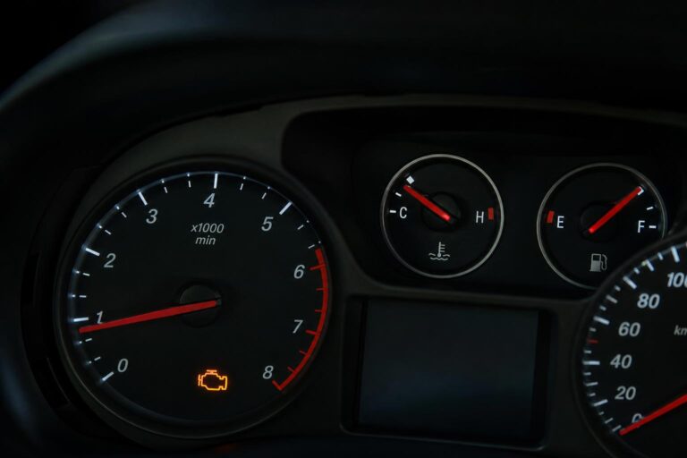 Autó műszerfala hidegindítás után világító motorhiba-jelző ikonnal