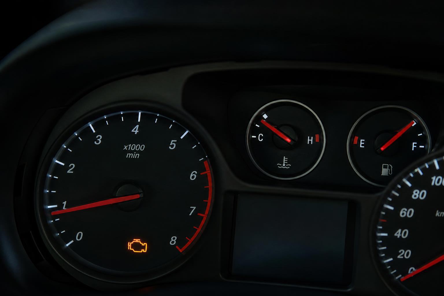 Autó műszerfala hidegindítás után világító motorhiba-jelző ikonnal