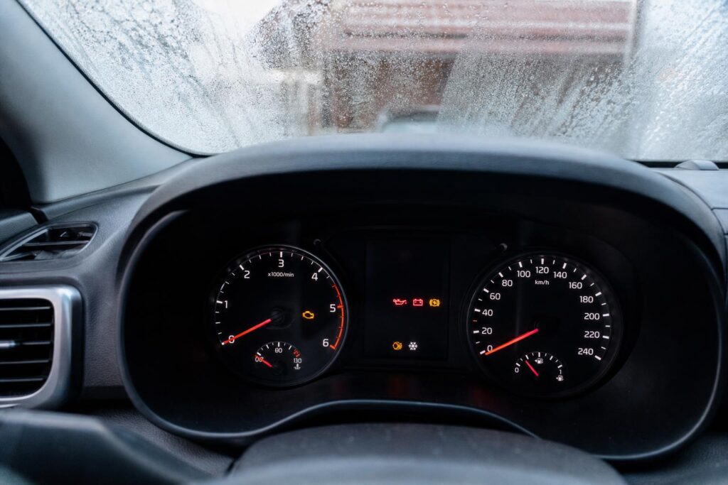 Használt autó műszerfala hideg motorral indítás közben, alacsony motorhőmérsékletet jelző kijelzéssel
