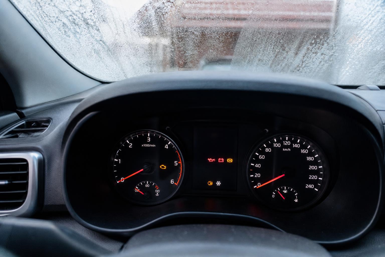 Használt autó műszerfala hideg motorral indítás közben, alacsony motorhőmérsékletet jelző kijelzéssel