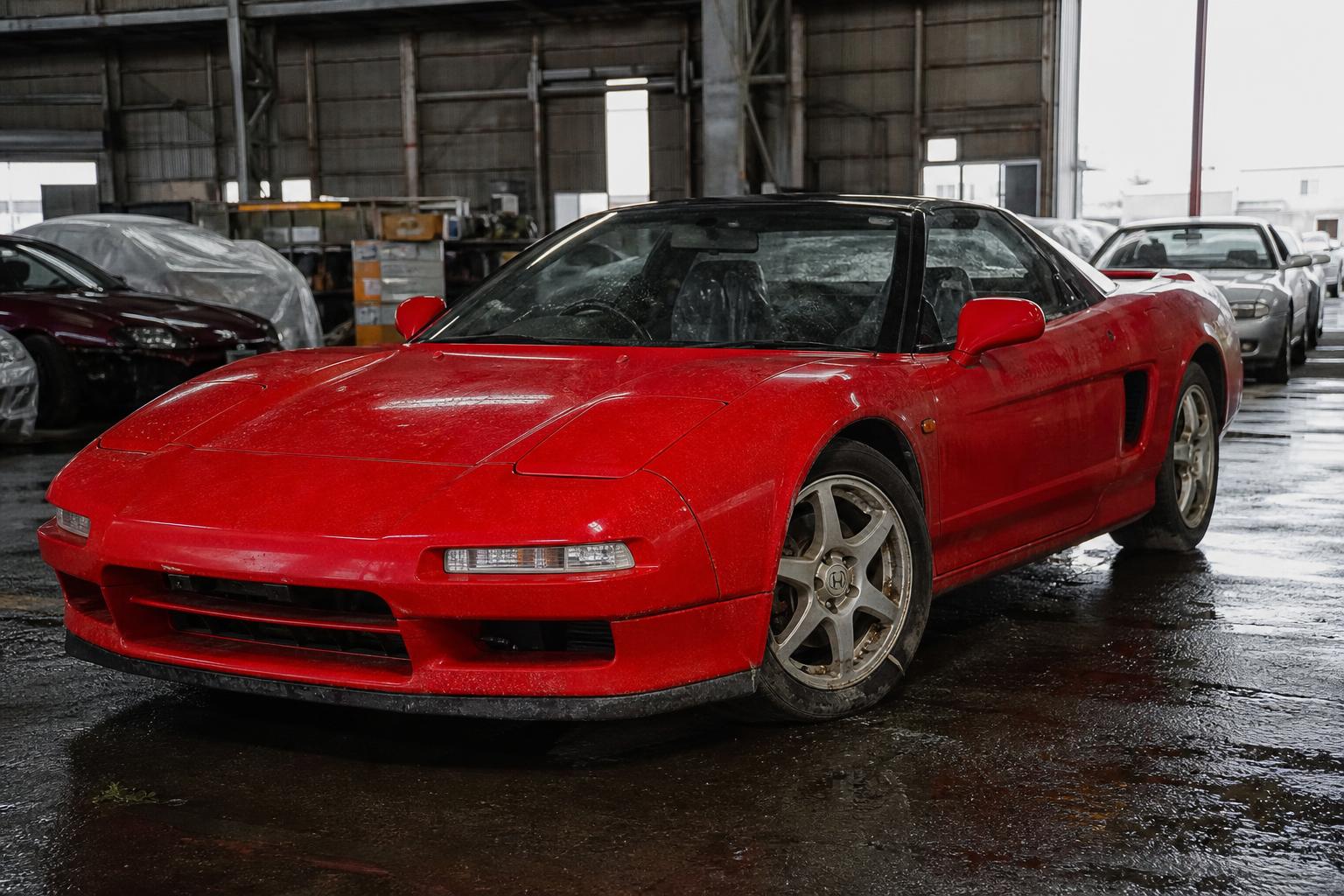 Árvízkáros, piros Honda NSX egy japán aukciós csarnokban