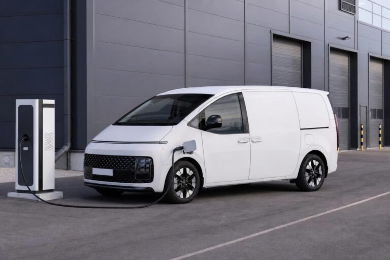 Hyundai Staria Cargo Elektro elektromos furgon töltőállomás mellett