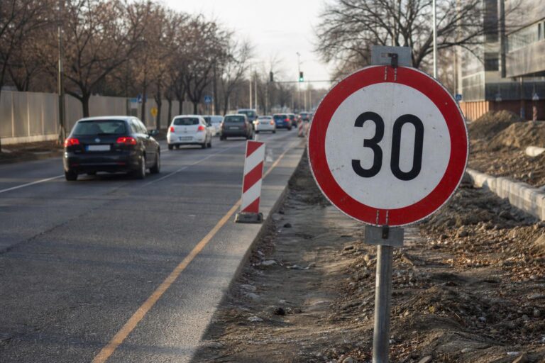 Ideiglenes 30-as sebességkorlátozó tábla útépítés mellett, beszűkült útszakasszal