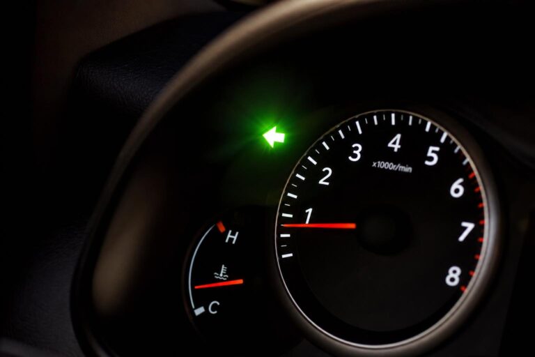 Autó műszerfala gyorsan villogó zöld irányjelző-visszajelzővel
