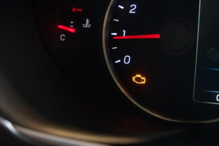 Autó műszerfala világító motorhiba-jelzéssel intercooler-szivárgás gyanúja esetén