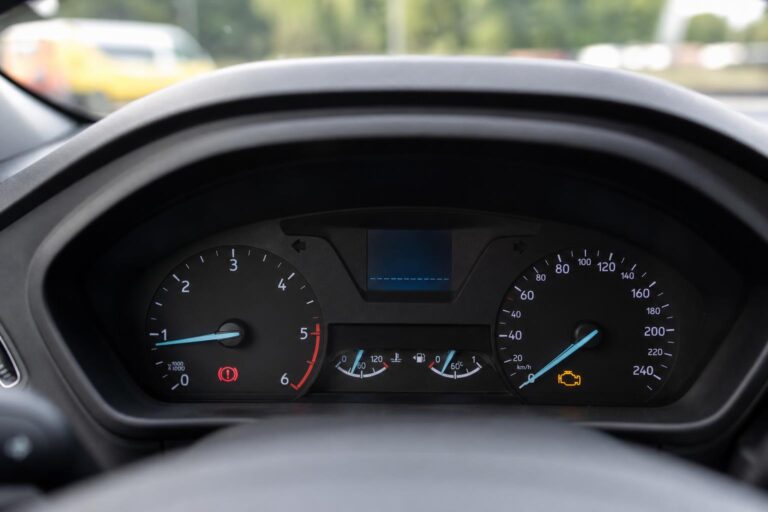 Autó műszerfala fék- és motorhiba-visszajelző lámpával közúti műszaki ellenőrzés témájához