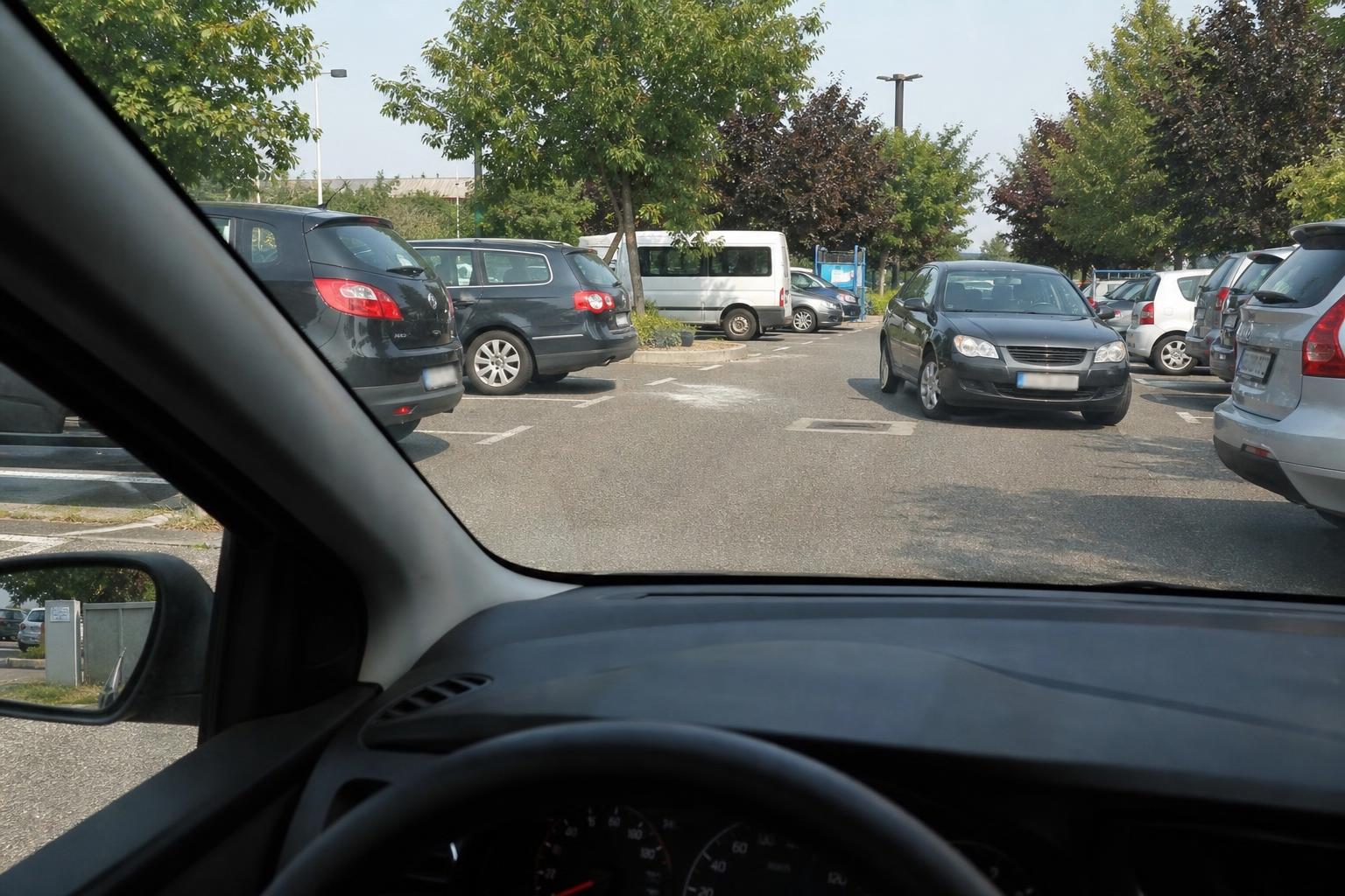 Parkolói kereszteződés, ahol jobbról érkező autó miatt felmerül a jobbkéz-szabály alkalmazása
