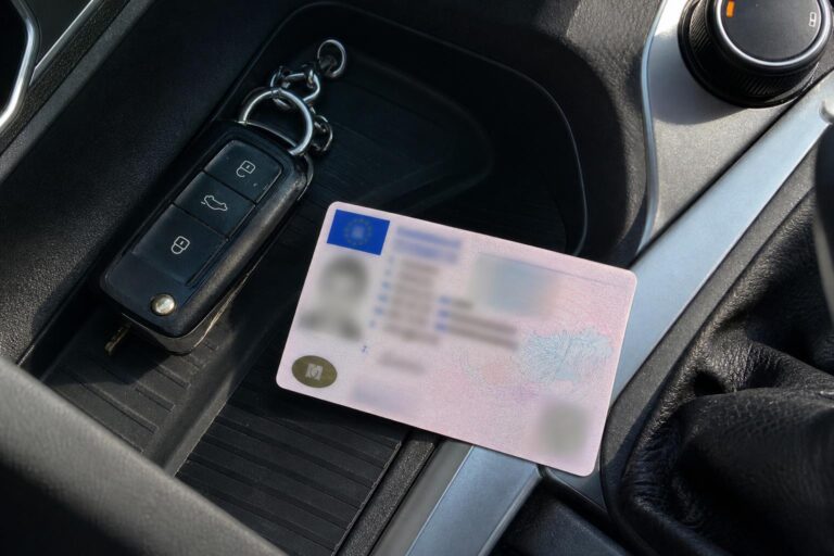 Magyar jogosítvány és autókulcs közeli, személyes adatok nélkül látható részletekkel