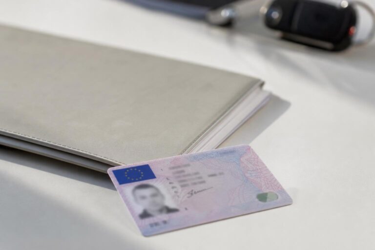Vezetői engedély és hivatalos okmánytartó automatikus jogosítványkiállítással kapcsolatos ügyintézéshez