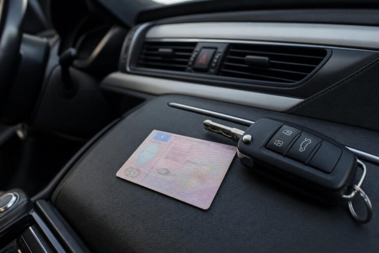 Magyar vezetői engedély egy autó kulcsa mellett a jármű műszerfalán