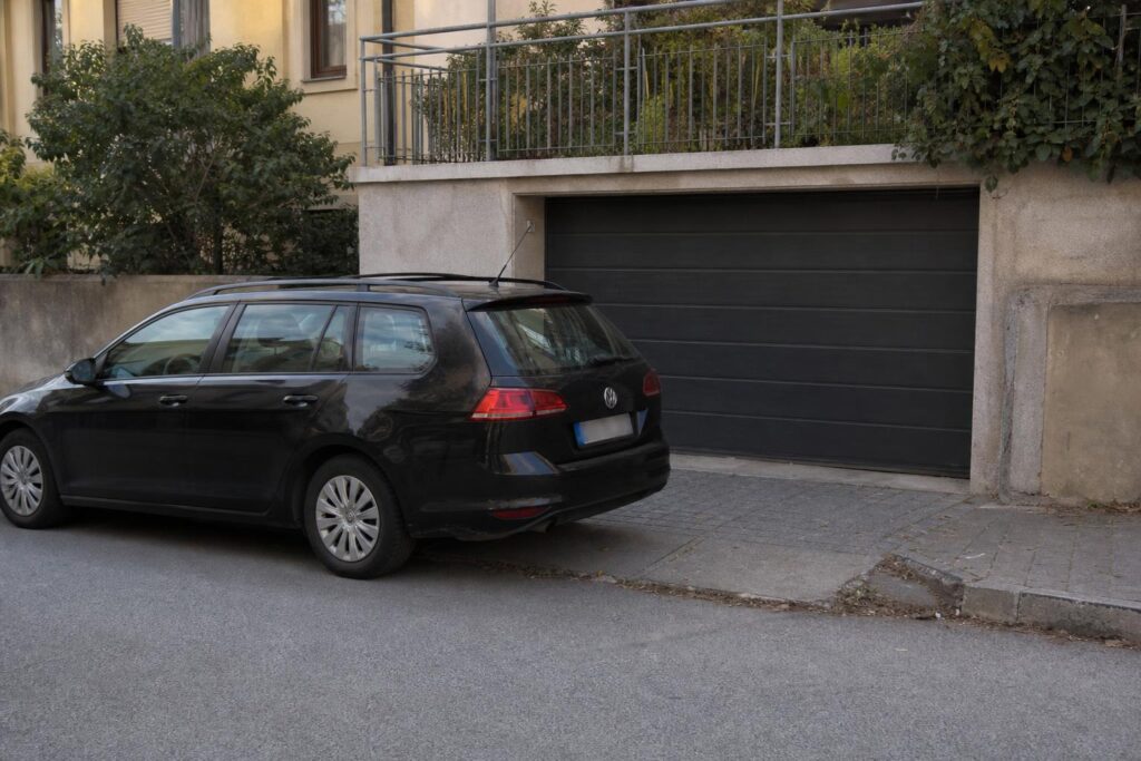 Autó áll egy lakóingatlan kapubejárója előtt, akadályozva a ki- és behajtást