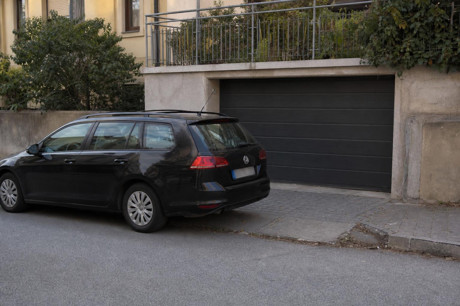 Autó áll egy lakóingatlan kapubejárója előtt, akadályozva a ki- és behajtást