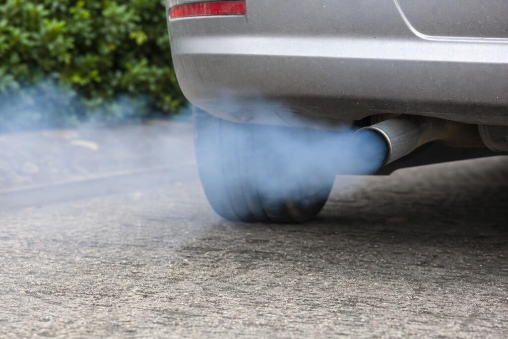 Kékes füst távozik egy autó kipufogócsövéből motorolaj-égésre utaló hibánál