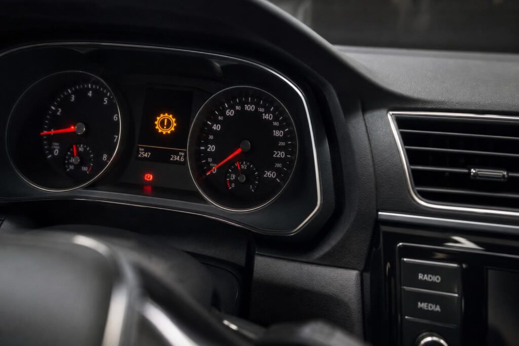 Meleg motorüzemnél rezonáló autó műszerfala és középkonzolja valósághű belső térben
