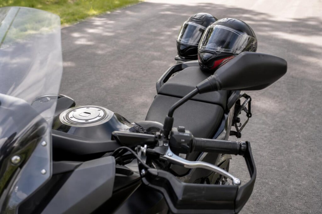 Motorkerékpár hátsó ülése és utaslábtartója két bukósisakkal